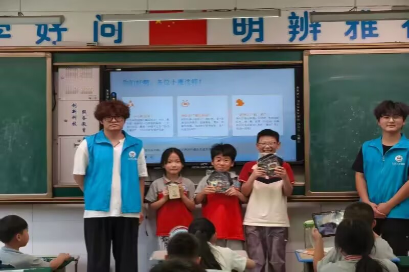 图为团队成员为“未来之星”颁奖.jpg