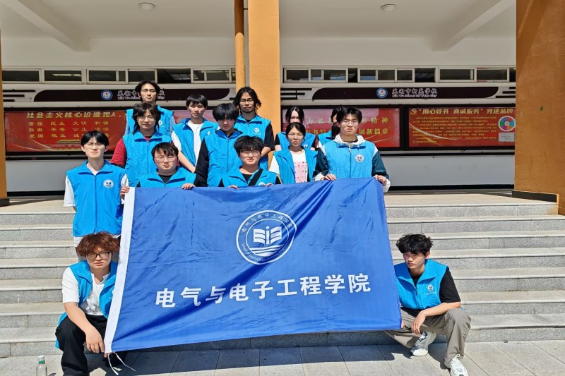 图为团队在“新芜学校”的合影.jpg