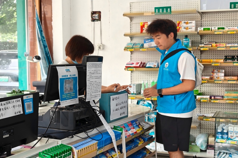 图为实践团进行问卷调查.jpg