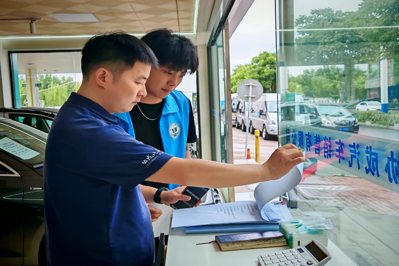 图为实践团对商户进行问卷调研.jpg