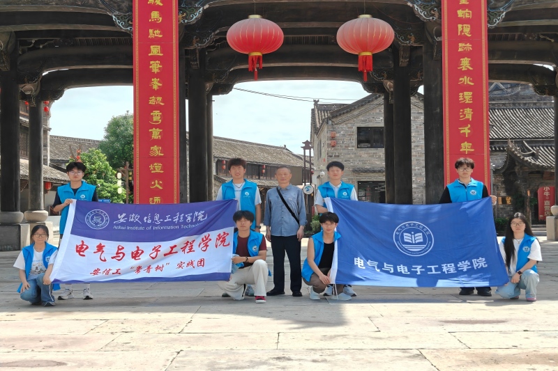 图为实践团在太平古镇前合影.jpg