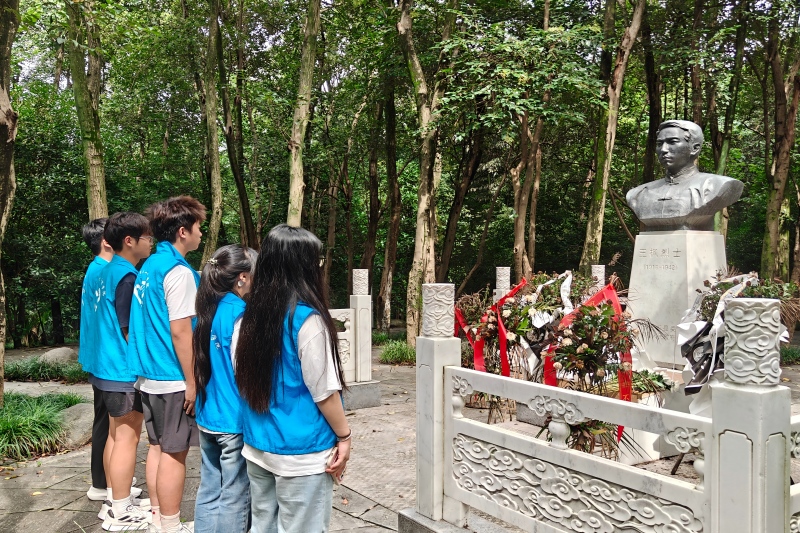 图为实践团在王枫烈士墓前默哀.jpg