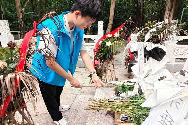 图为实践团成员敬献鲜花.jpg