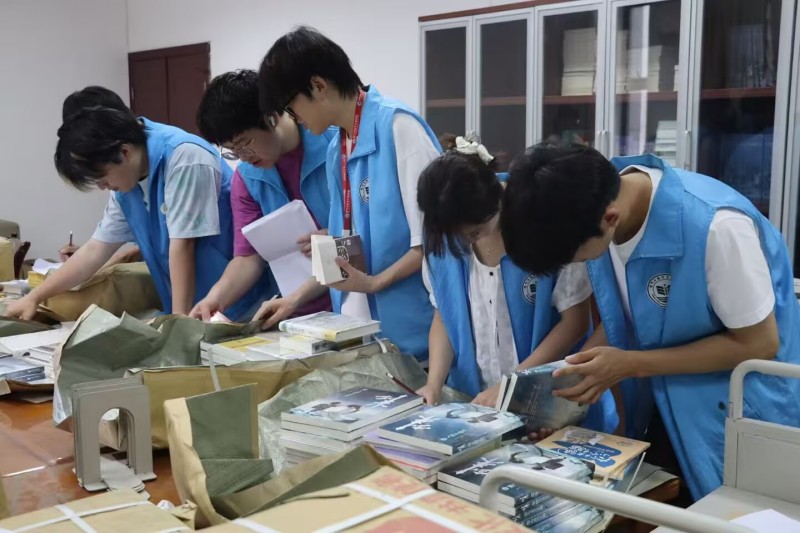 图为实践团成员整理书籍.jpg