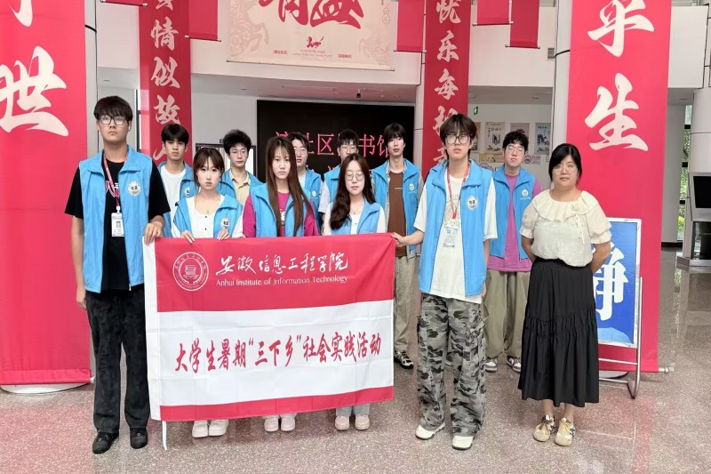 图为实践团与图书馆工作人员合照.jpg
