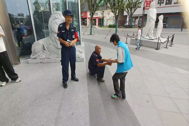 图为给劳动者送水.jpg