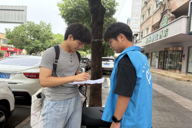 图为“常青树”实践团进行调研.jpg