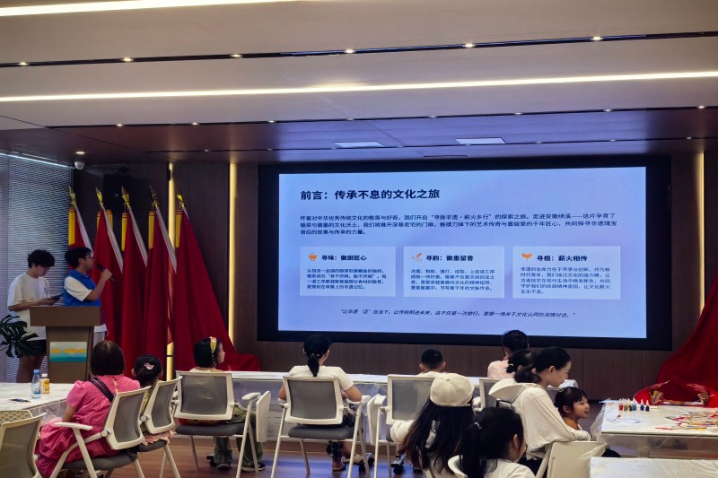 图为实践队员开展非遗科普宣讲.jpg