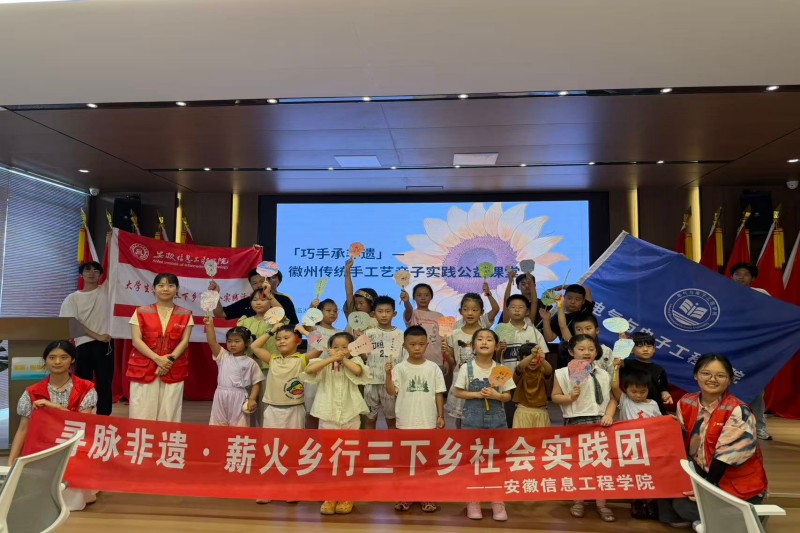 图为实践队员与青少年合影留念.jpg
