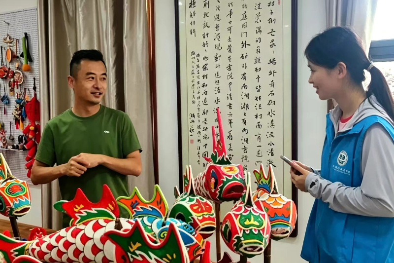 队员与闹灯会非遗传承人何继星交流徽州鱼灯民俗文化.jpg