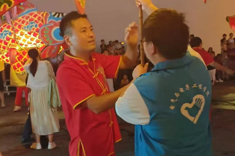 队员向艺人请教舞鱼灯要领.jpg