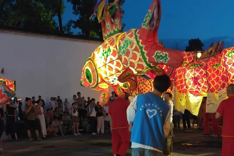 图为队员参加鱼灯夜游巡游.jpg
