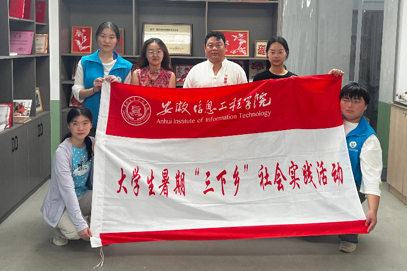 图为“古隅拾叁社”实践团与白友志合照.jpg