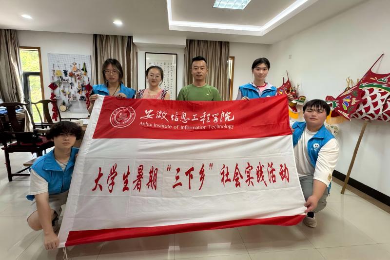 图为队员与闹灯会代表性传承人何继星合照.jpg