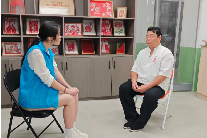 图为团队专访徽州剪纸代表性传承人白友志.jpg