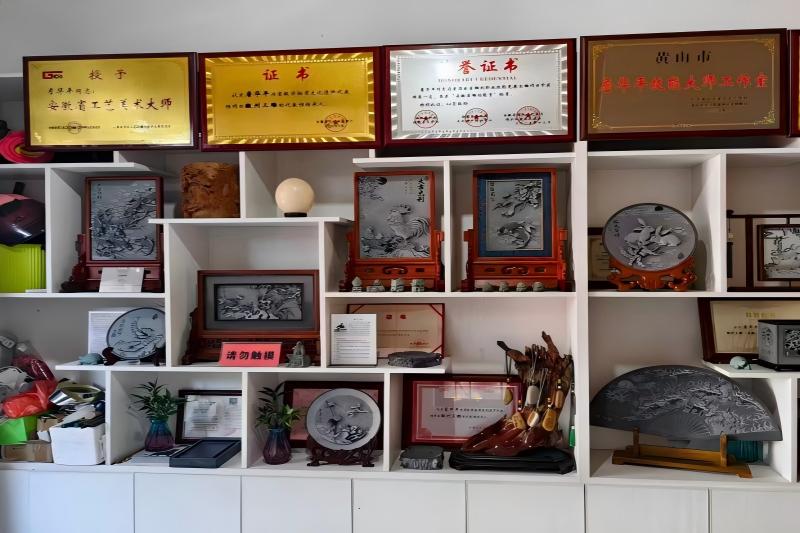 图为詹华平老师的作品与荣誉牌匾.jpg