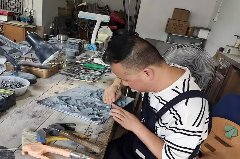 图为詹华平老师现场实操演示徽州石雕手工雕刻技艺.jpg