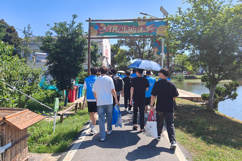 图为志愿者到达小陶村市集.png