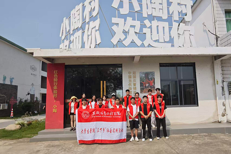 图为实践活动圆满完成后志愿者们合影.png