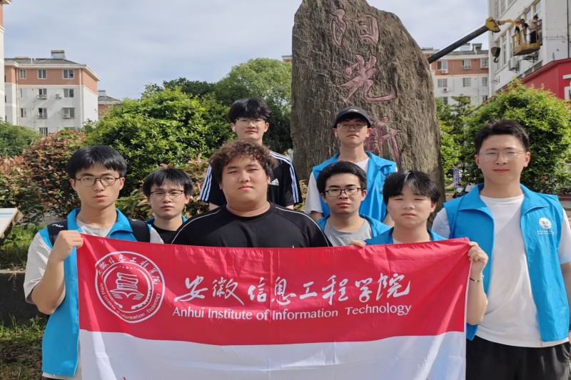 图为成员在阳光社区前合影.jpg