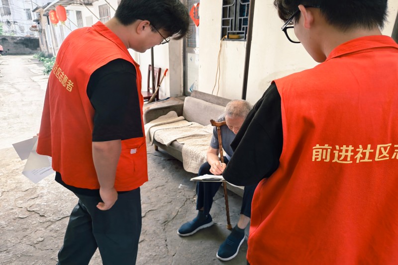 图为志愿者进行反诈宣传.jpg