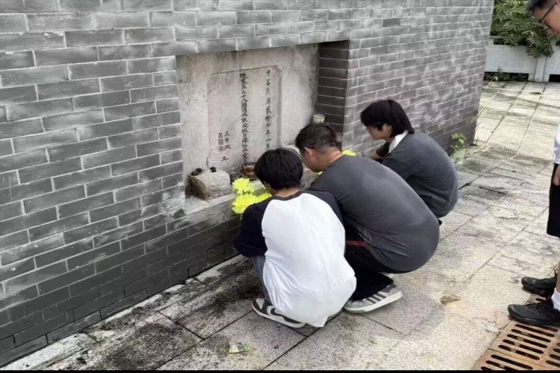 图为实践团敬献鲜花缅怀革命先烈.jpg