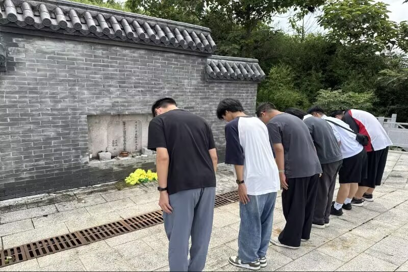 图为实践队墓前默哀合影.jpg