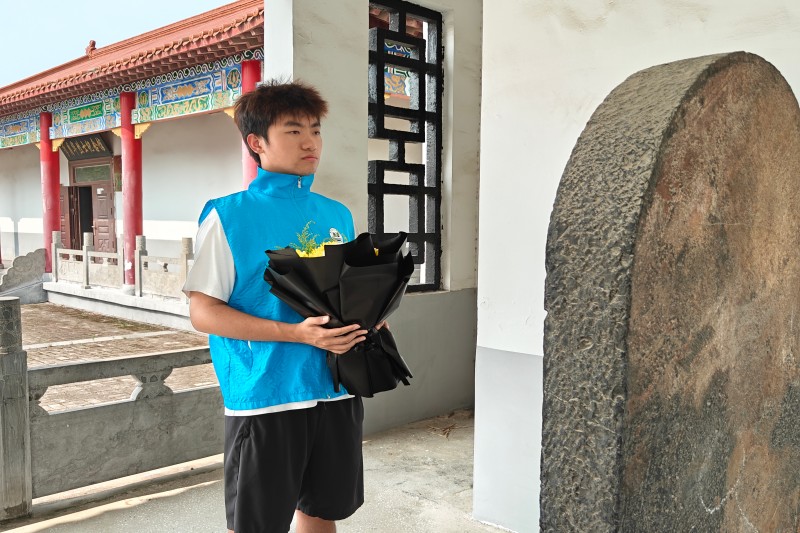 图为实践团为烈士献花.jpg