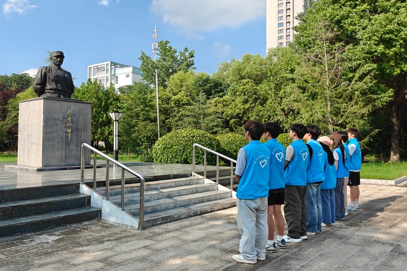 图为实践团悼念烈士.jpg