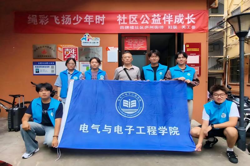图为“撷华守古”实践团于庐阳区四牌楼社区前合照.jpg