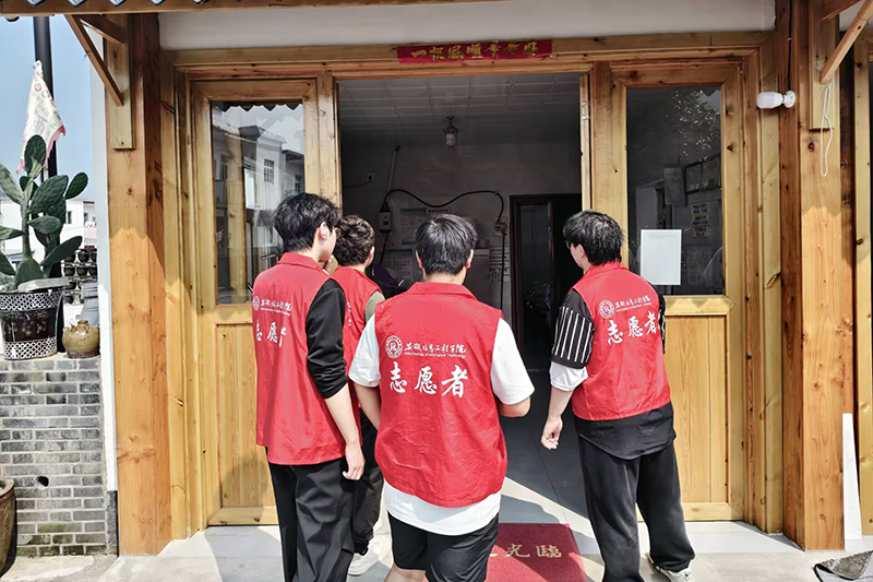图为志愿者参观手工米酒制作工坊.png