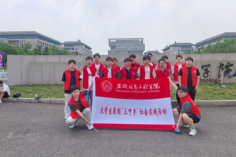 图为实践活动圆满完成后志愿者返校合影.png