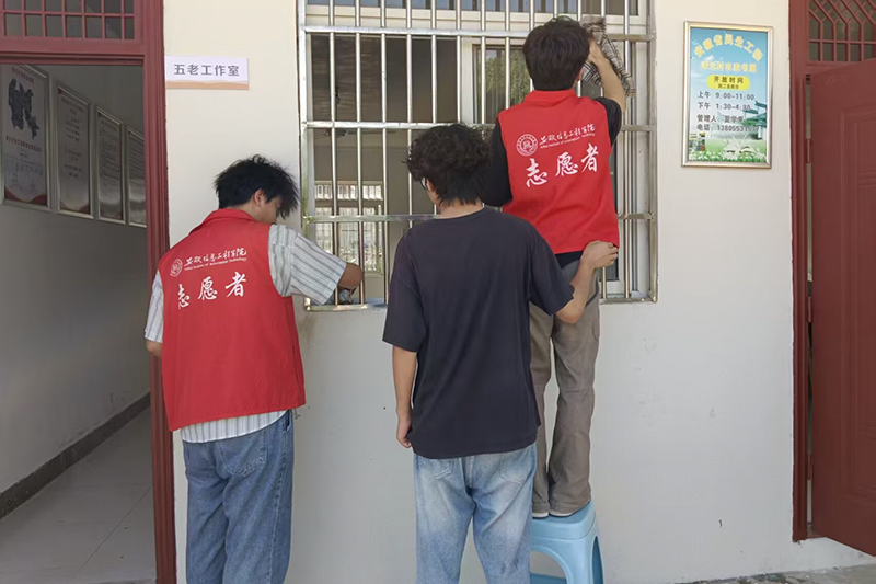 图为志愿者为敬老服务站清理门窗.png