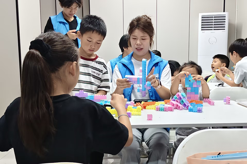 图为志愿者开展趣味益智游戏图片.png