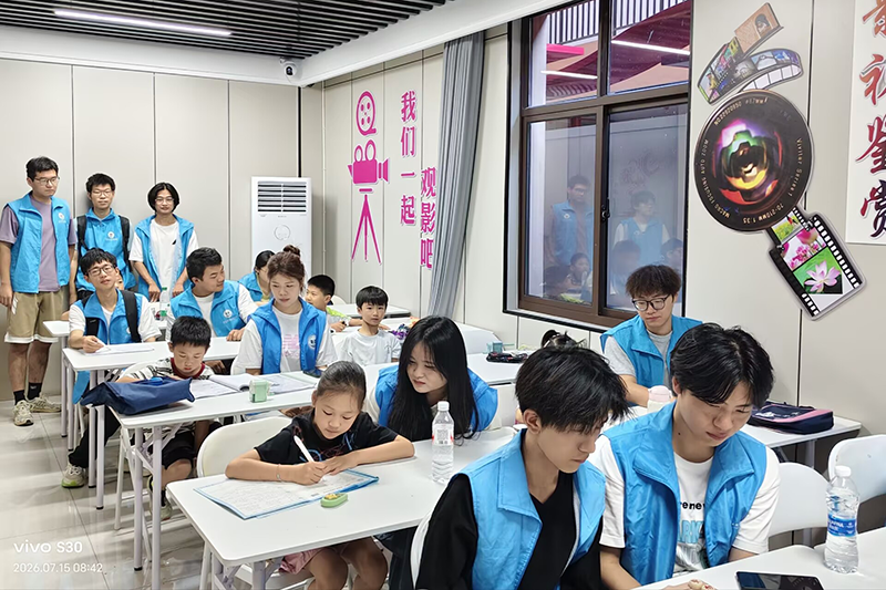 图为志愿者与社区儿童合影.png