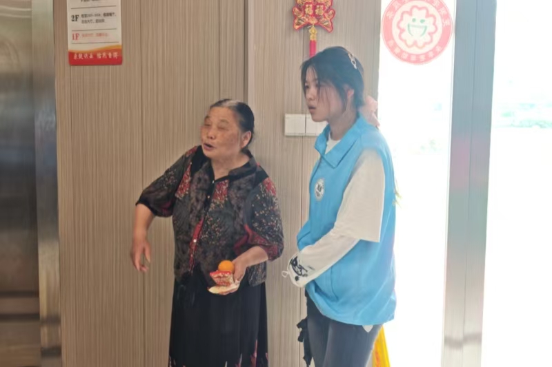 图为志愿者陪伴老人.jpg