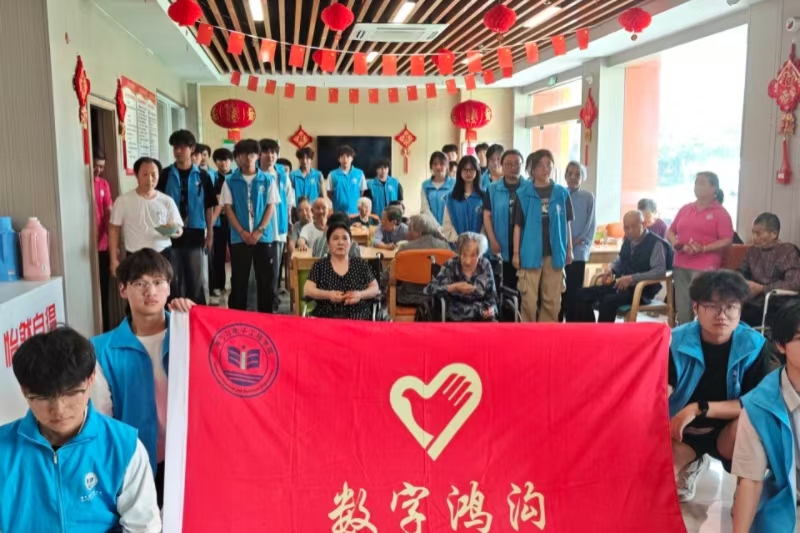 图为全体志愿者合影留念.jpg