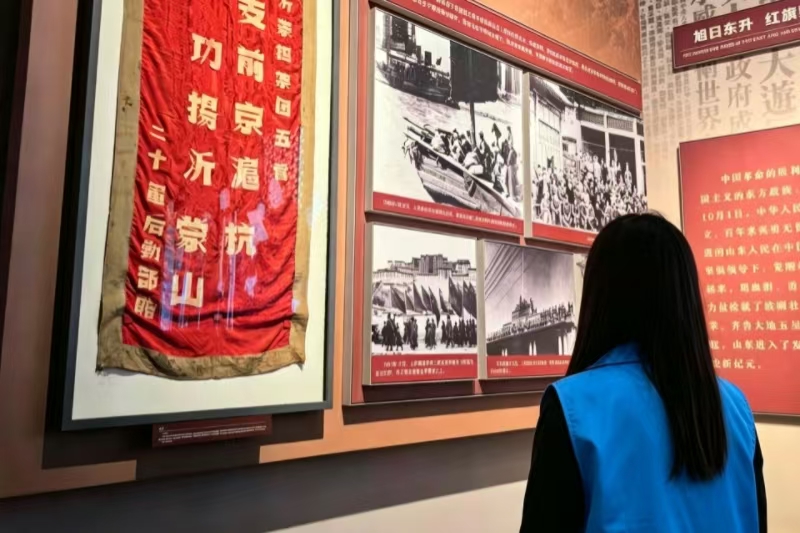 图为实践队员参观渡江胜利纪念馆.jpg