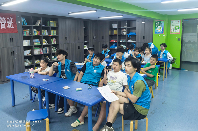 图为实践团为儿童讲解防溺水知识.png