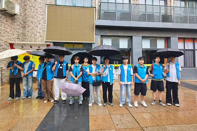 图为实践团在花园村活动点集合合影.png