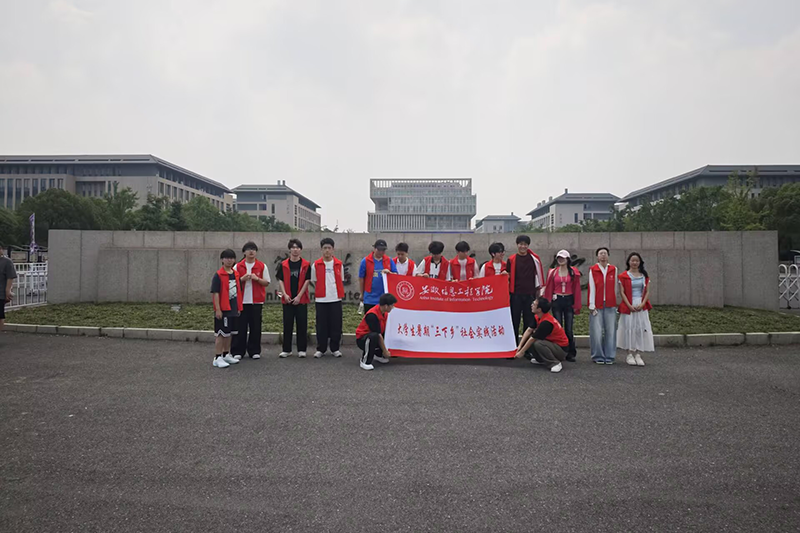 图为实践团在校内集合合影.png