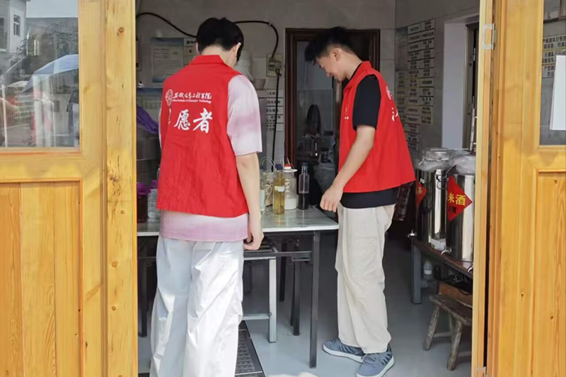 图为实践团走进乡村非遗手工作坊调研传统手工艺发展现状.png