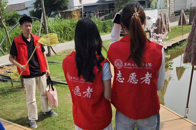 图为队员在村内亲水栈道采集水乡古村风貌影像素材.png