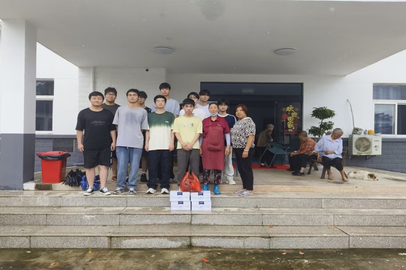 图为实践团成员活动合影.jpg
