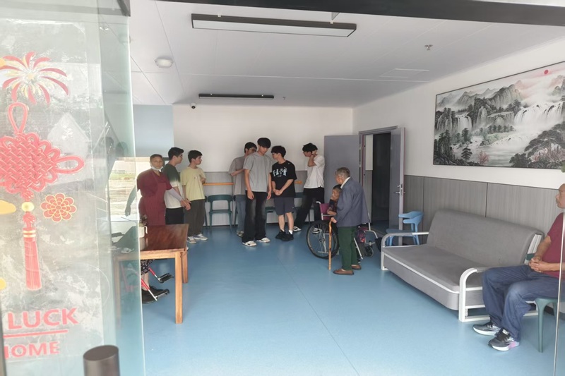 图为实践团成员模拟反诈情景剧实录.jpg
