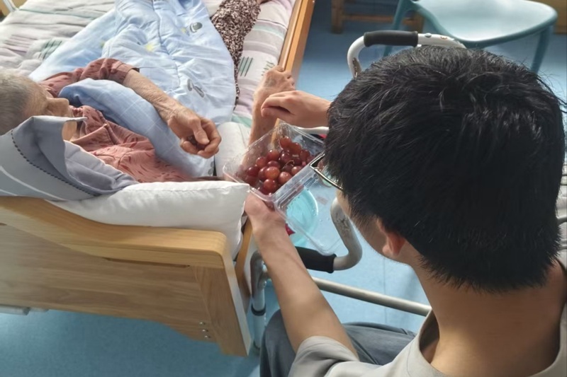 图为实践团成员照顾卧床老人.jpg