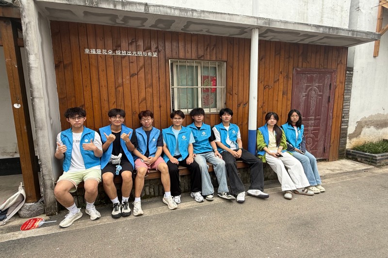 图为实践团成员在小陶村合照.jpg