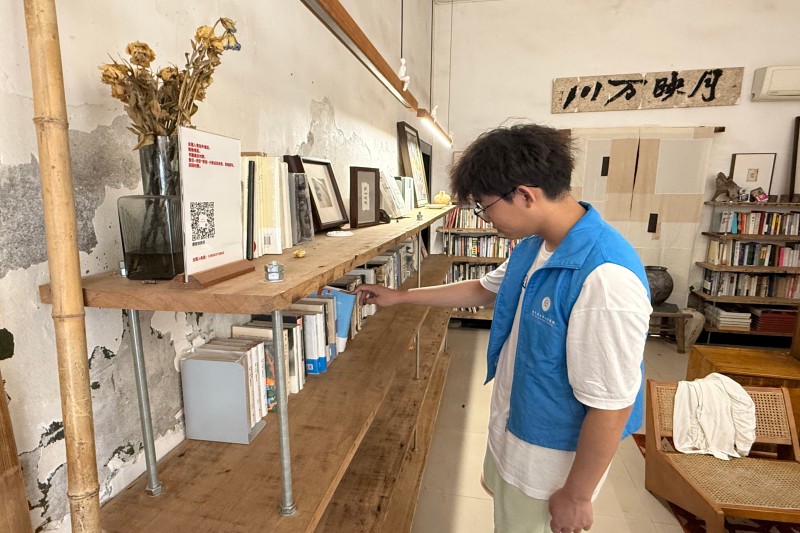 图为实践团成员参观不睡国艺术书店.jpg