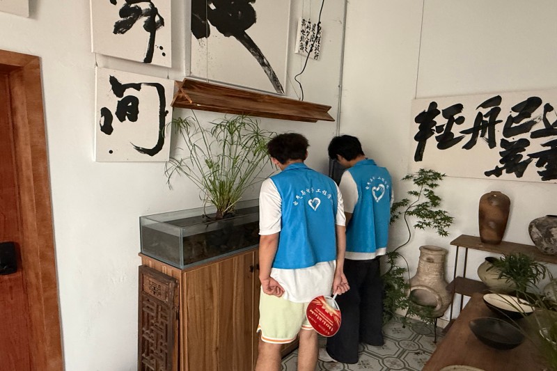 图为实践团成员参观韩程工作室.jpg