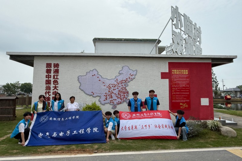 图为全体成员与村民合照.jpg